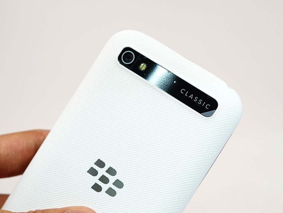 Camera chính 8 MP và đèn flash trợ sáng