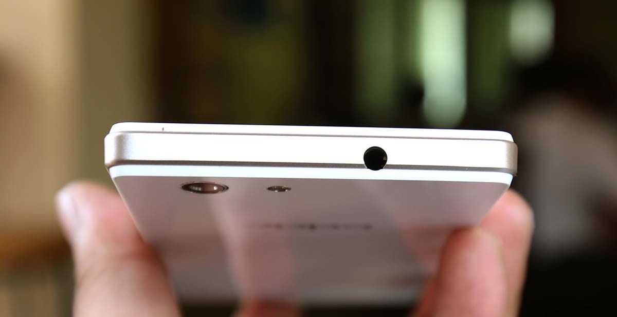 Cạnh trên là ngõ ra âm thanh