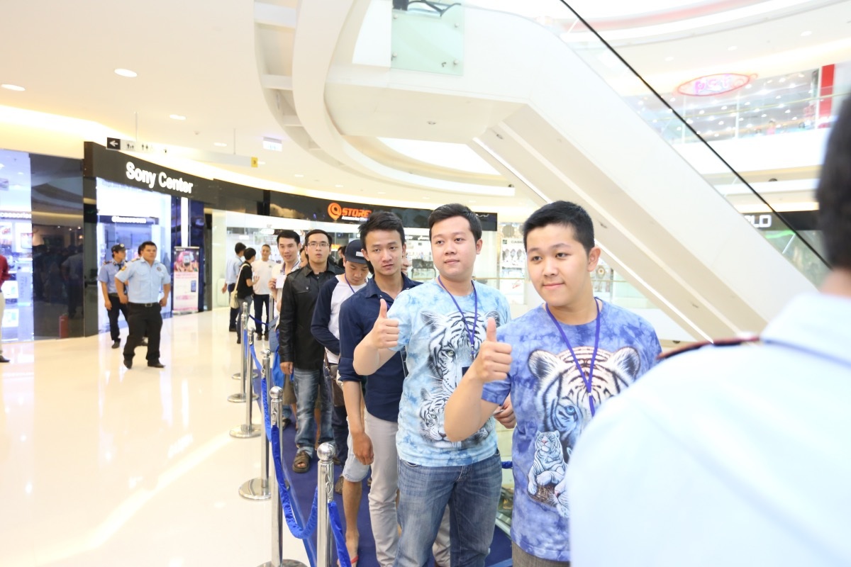 Đây là những khách hàng đầu tiên mua Galaxy S6 và S6 Edge tại TPHCM