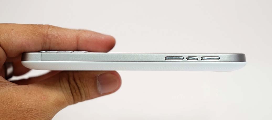 Cạnh phải là phím âm lượng và phím bấm chức năng đặc biệt