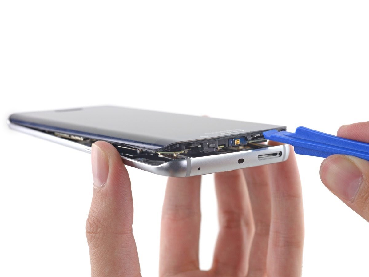 Dùng tua vít để tháo các ốc vít cố định bo mạch và màn hình