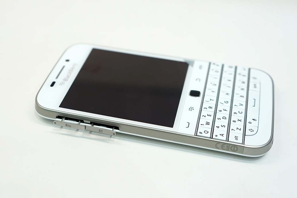 Cạnh trái là nơi đặt thẻ SIM và thẻ nhớ SD