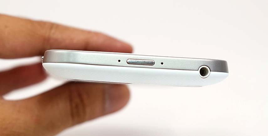 Cạnh trên là nút nguồn và ngõ ra âm thanh