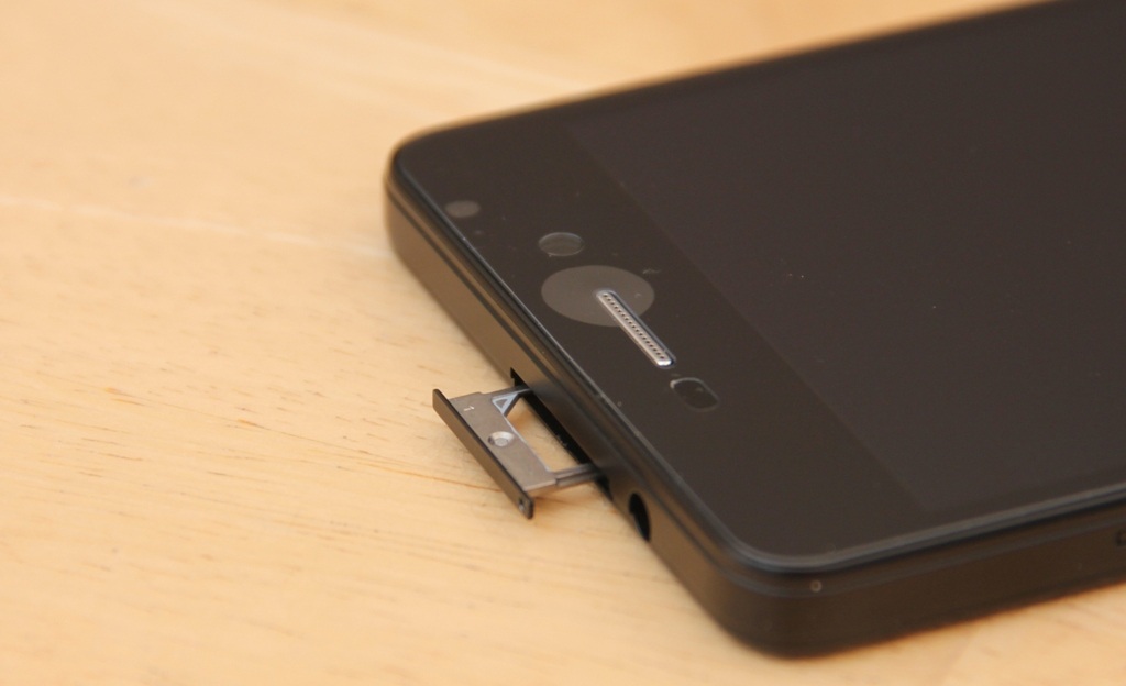 Khe cắm SIM ở đỉnh máy, trong đó có 1 SIM thường và 1 Micro SIM