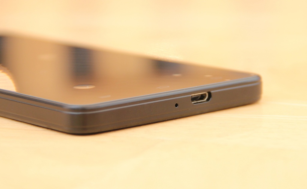 Chân cắm và mic được bố trí nhỏ gọn