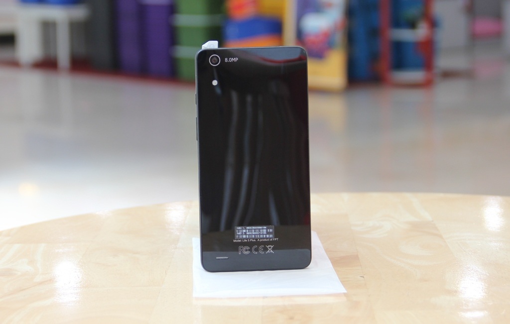 Chân cắm và mic được bố trí nhỏ gọn