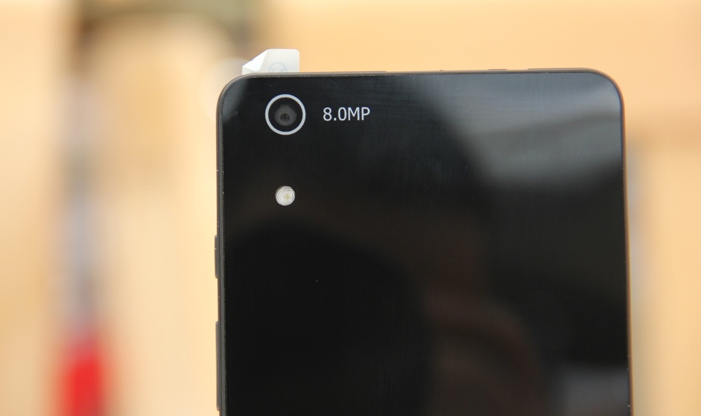 Chân cắm và mic được bố trí nhỏ gọn