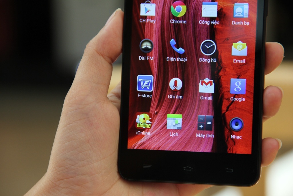 Chân cắm và mic được bố trí nhỏ gọn