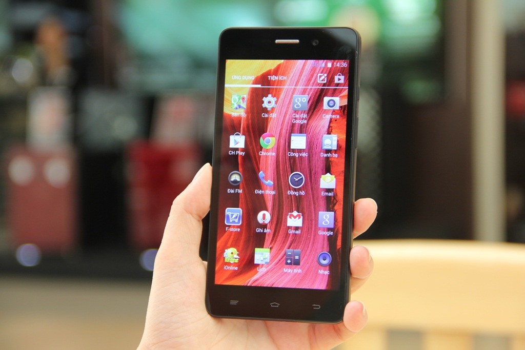 Chân cắm và mic được bố trí nhỏ gọn