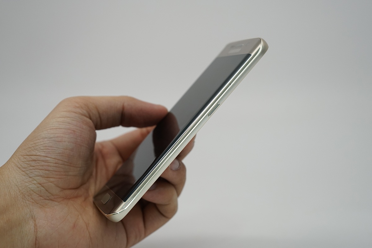 Cạnh trái với khung viền kim loại được vát cong uốn theo màn hình. Nơi đây đặt vị trí của nút nguồn