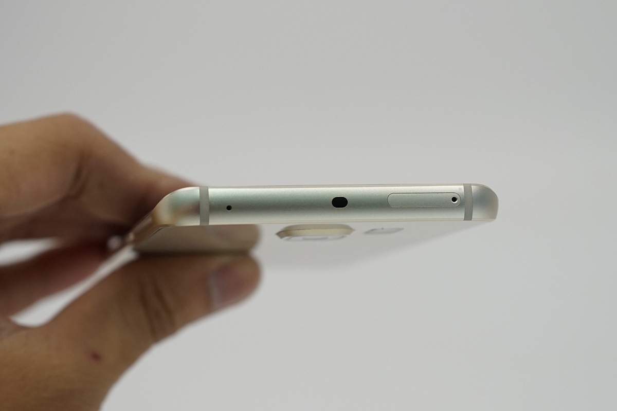 Cạnh trên là cổng hồng ngoại, micro và khe thẻ SIM