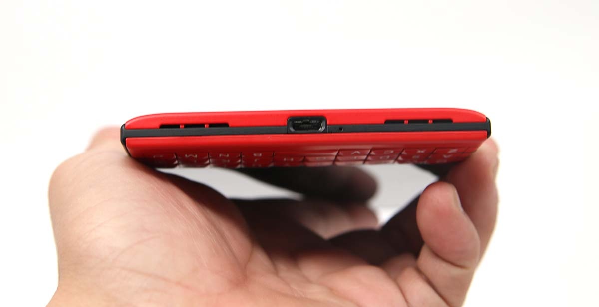 Cạnh dưới là cổng sạc, loa ngoài cùng microphone