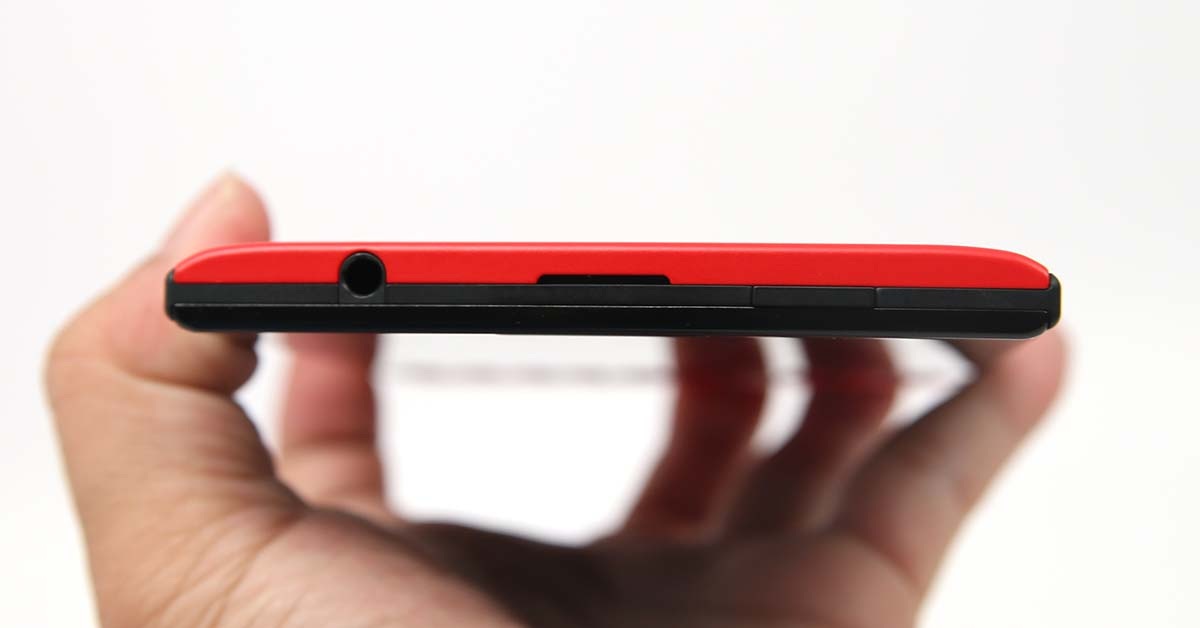 Cạnh trên là ngõ ra âm thanh cùng nút nguồn