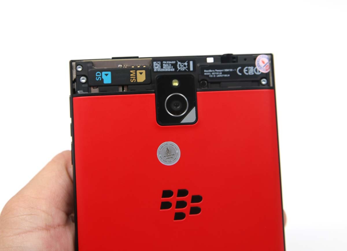 Tại đây có thể tháo rời để thay SIM và thẻ nhớ