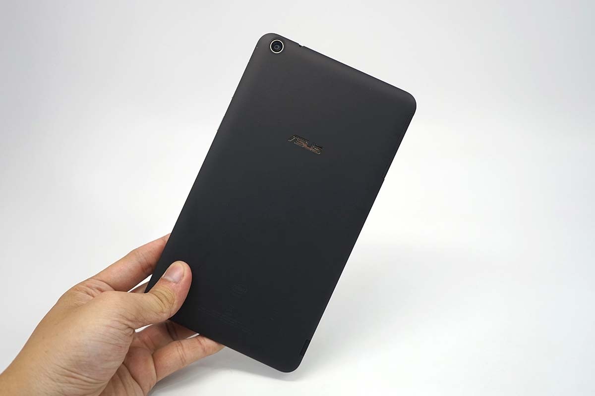 Đập hộp Asus FonePad 7 thế hệ mới vừa bán ra thị trường Việt - 4 Mặt sau với lối thiết kế tương đồng phiên bản cũ, các vân nổi giúp việc cầm nắm chắc chắn