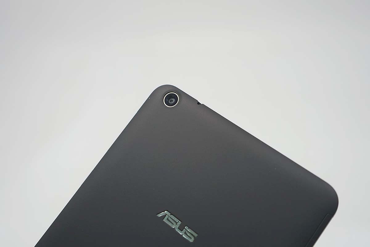Đập hộp Asus FonePad 7 thế hệ mới vừa bán ra thị trường Việt - 5 Nâng cấp đáng chú ý là camera chính 8 MP, camera phụ 5 MP thay camera 2 MP và 0,3 MP ở phiên bản cũ