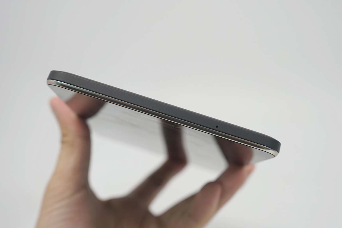 Đập hộp Asus FonePad 7 thế hệ mới vừa bán ra thị trường Việt - 9 Cạnh dưới là microphone