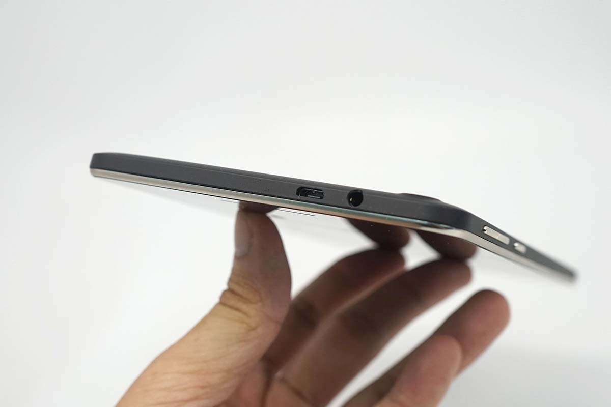 Đập hộp Asus FonePad 7 thế hệ mới vừa bán ra thị trường Việt - 10 Cạnh trên cổng sạc và ngõ ra âm thanh