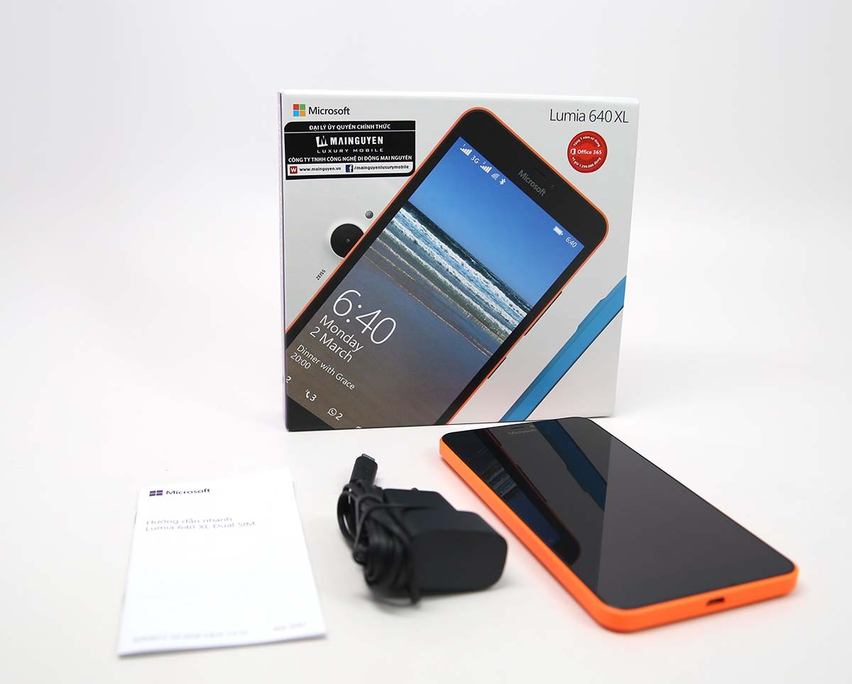 Hộp đựng sản phẩm chỉ có sạc và sách hướng dẫn, không trang bị thêm cáp microUSB và tai nghe