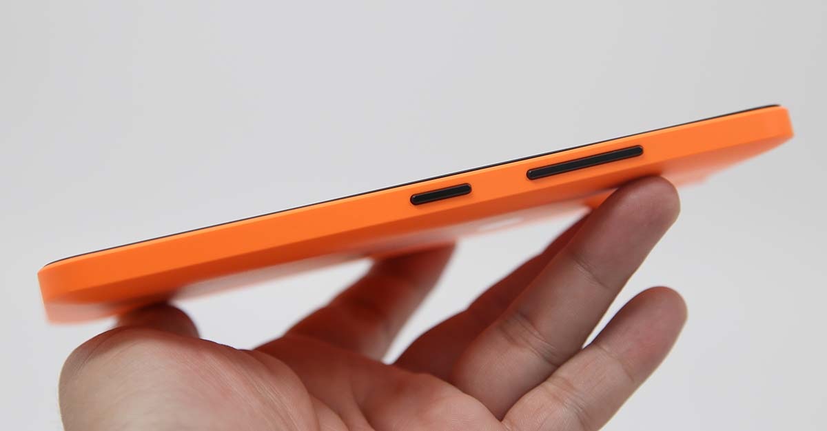 Cạnh phải là nút nguồn và âm lượng 