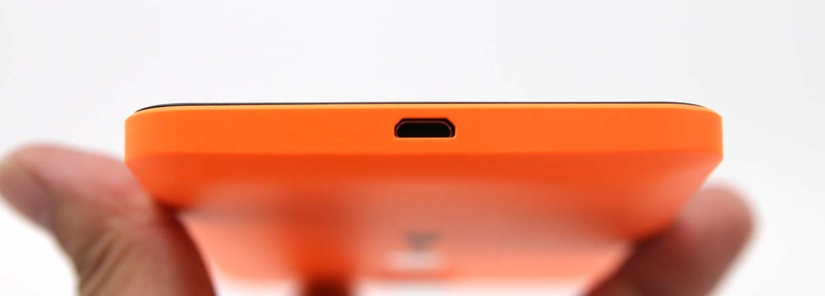 Cạnh dưới là sạc