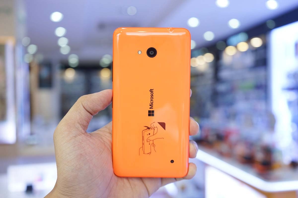 Mặt sau sử dụng chất liệu Polycarbonat