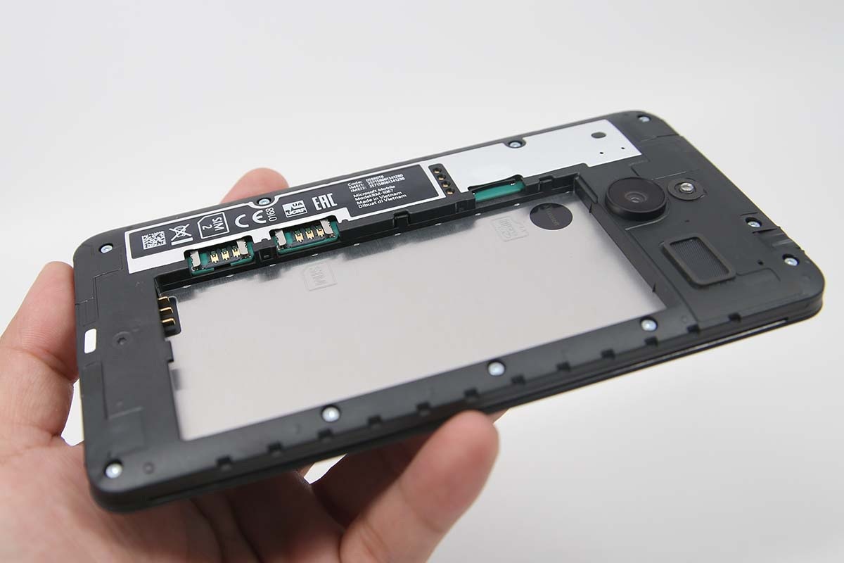 Lớp vỏ có thể tháo rời để tháo lắp Pin 3.000 mAh. Nơi đây cũng là nơi đặt 2 thẻ microSIM và nhẻ nhớ
