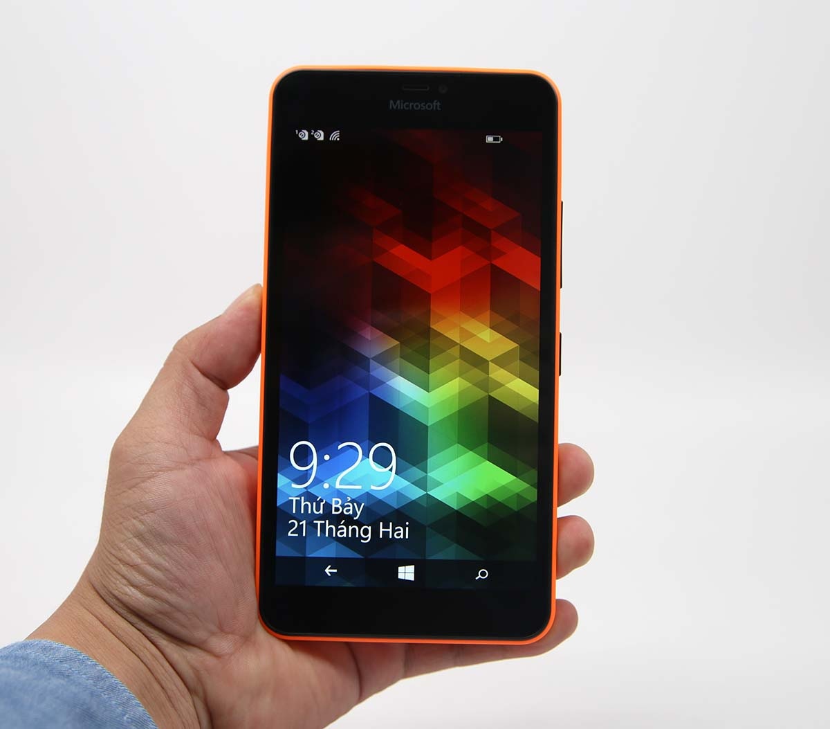 Lớp vỏ có thể tháo rời để tháo lắp Pin 3.000 mAh. Nơi đây cũng là nơi đặt 2 thẻ microSIM và nhẻ nhớ