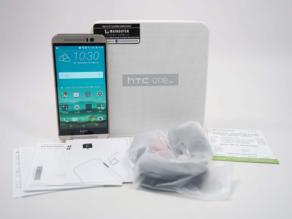 Đập hộp HTC One M9 chính hãng tại Việt Nam - 1 Toàn bộ phụ kiện đi kèm gồm: sạc, cáp, tai nghe, sách hướng dẫn và cây chọt SIM
