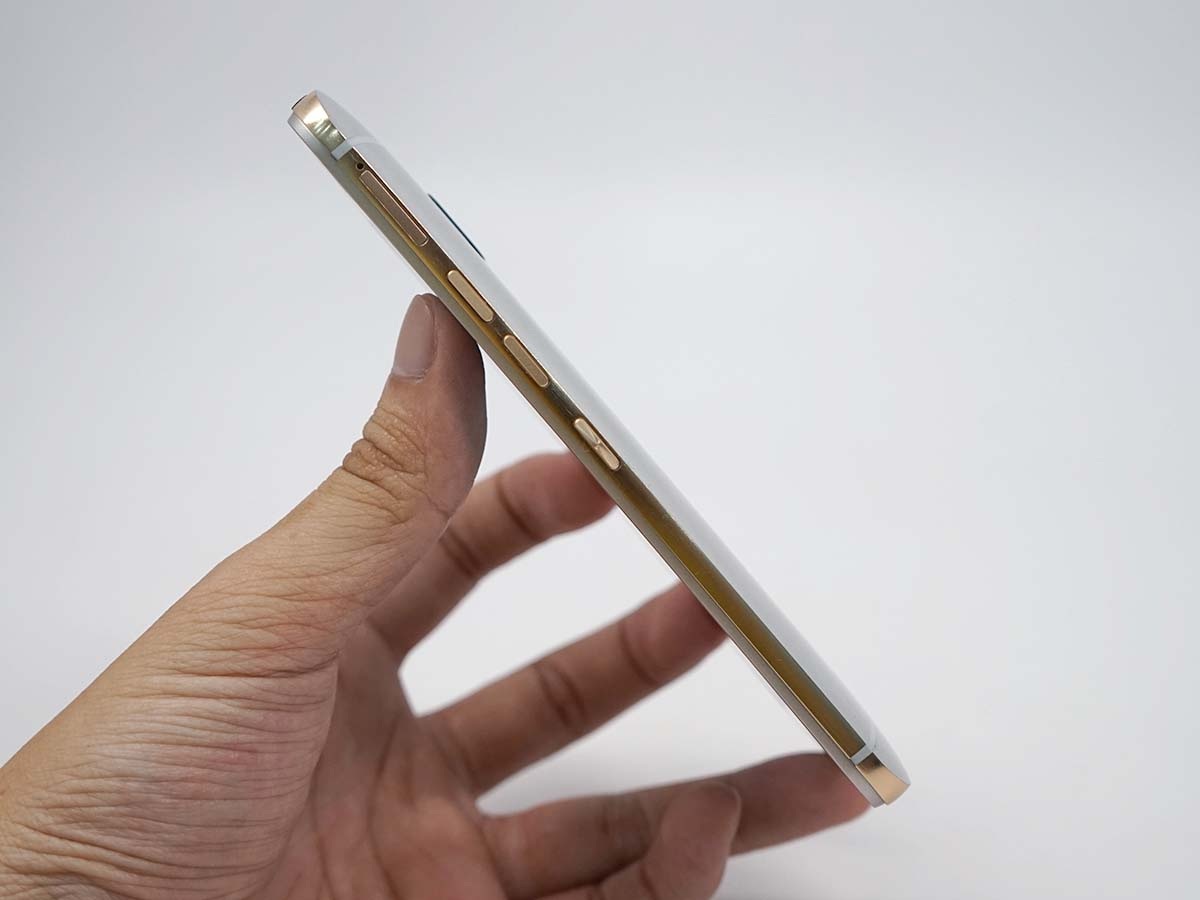 Đánh giá HTC One M9: bình cũ – rượu mới - 2 Mặt trước với màn hình
