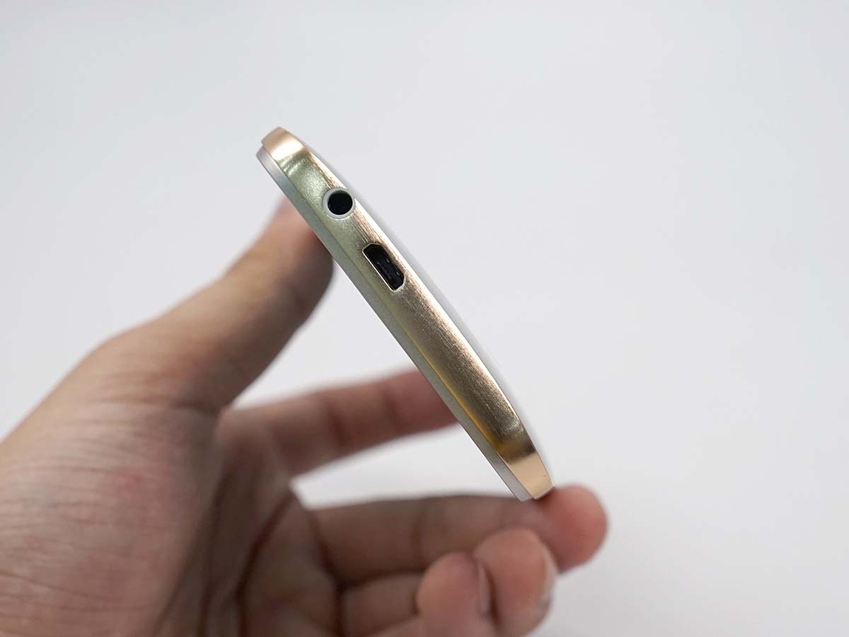 Đập hộp HTC One M9 chính hãng tại Việt Nam - 5 Ở cạnh dưới là sạc và tai nghe