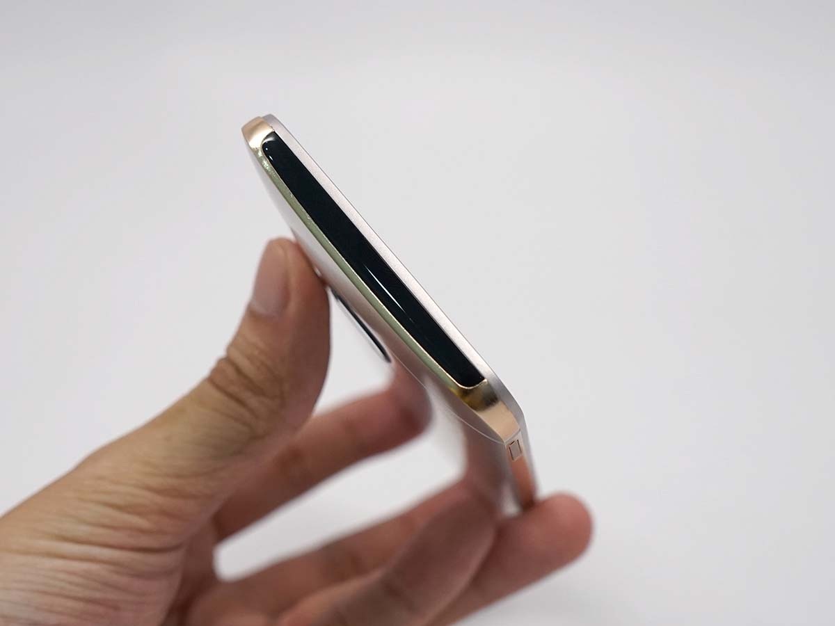 Đánh giá HTC One M9: bình cũ – rượu mới - 3 Cạnh trên là nơi đặt cổng hồng ngoại