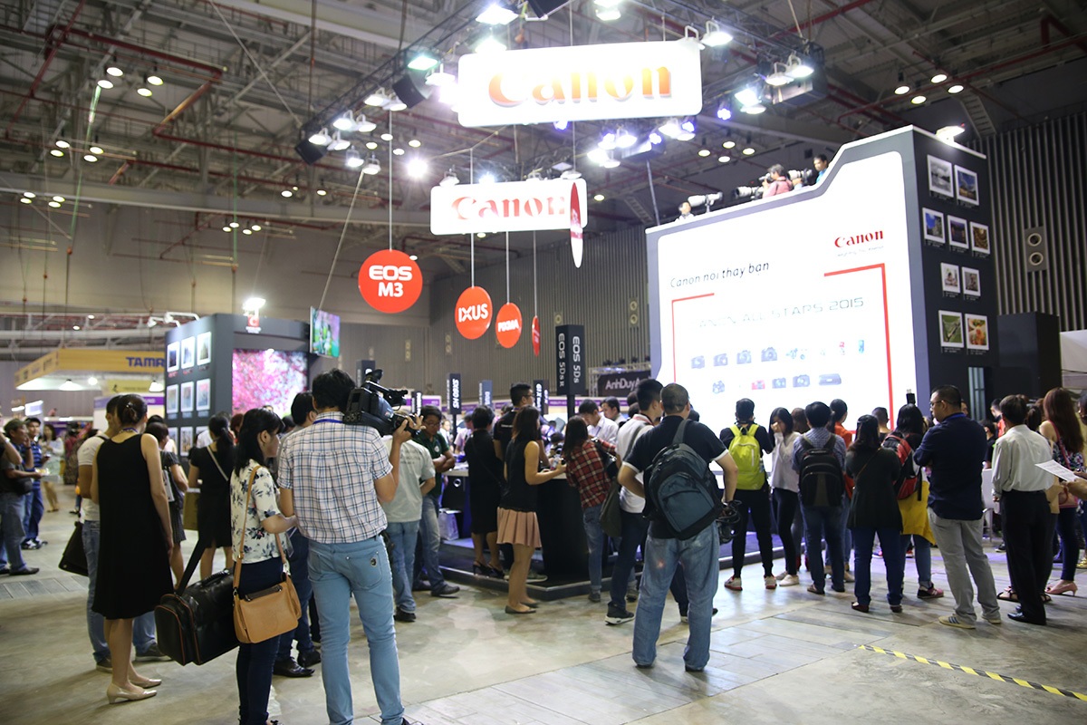 Gian hàng Canon có lượng khách đông nhất, tuy nhiên vẫn còn khá thưa thớt như những năm trước đó