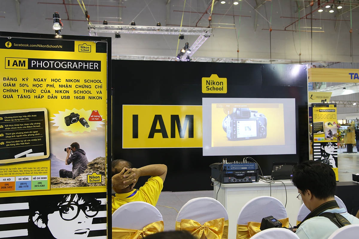 Nhiều khách hàng tìm hiểu và mua sắm phụ kiện