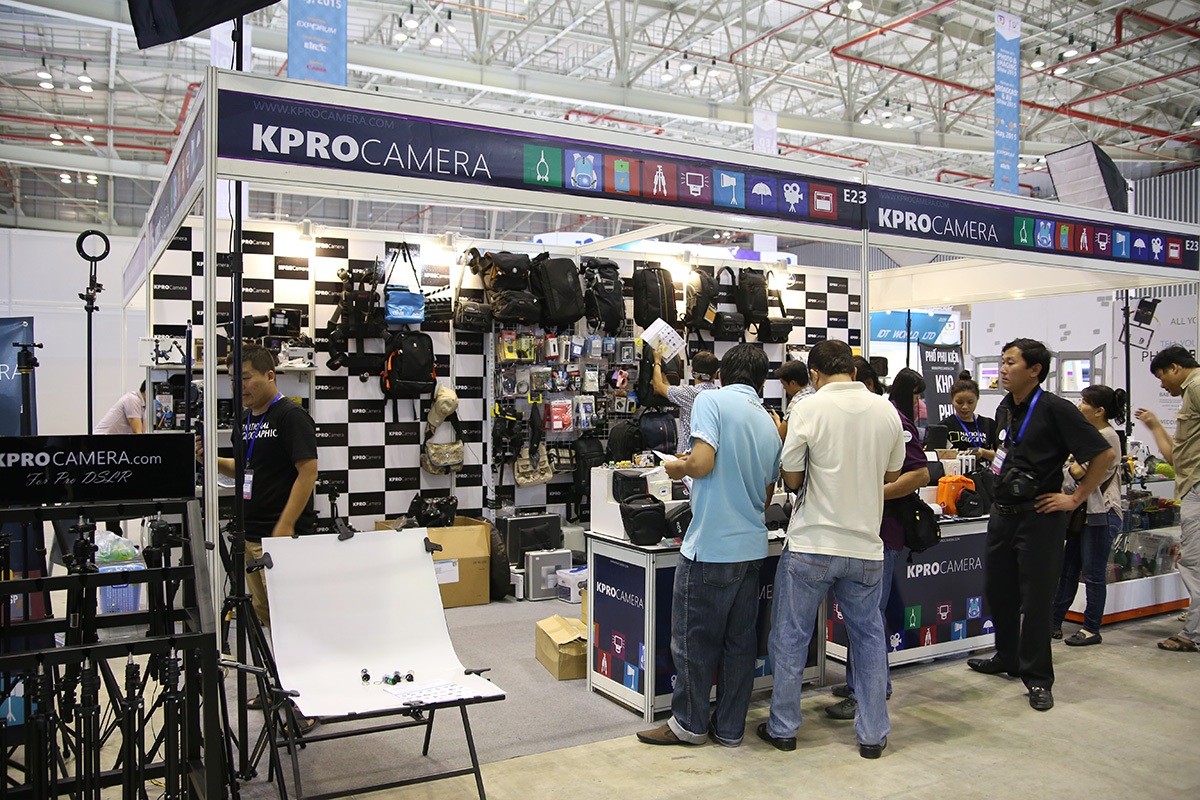 Những gian hàng phụ kiện cho máy ảnh, máy quay cũng giảm đi đáng kể, chỉ có vài cửa hàng tại đây