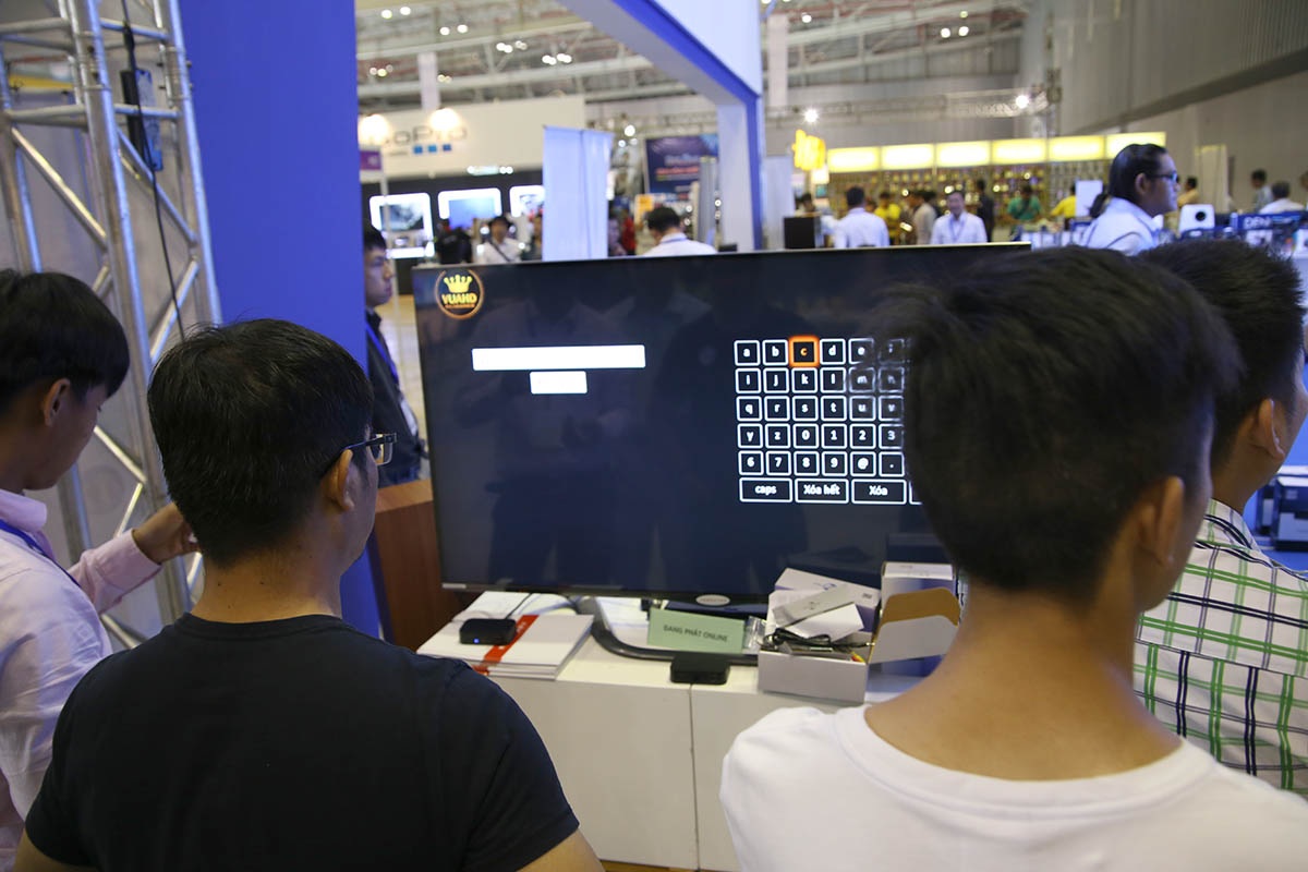 Nhiều khách hàng tìm hiểu và mua sắm phụ kiện