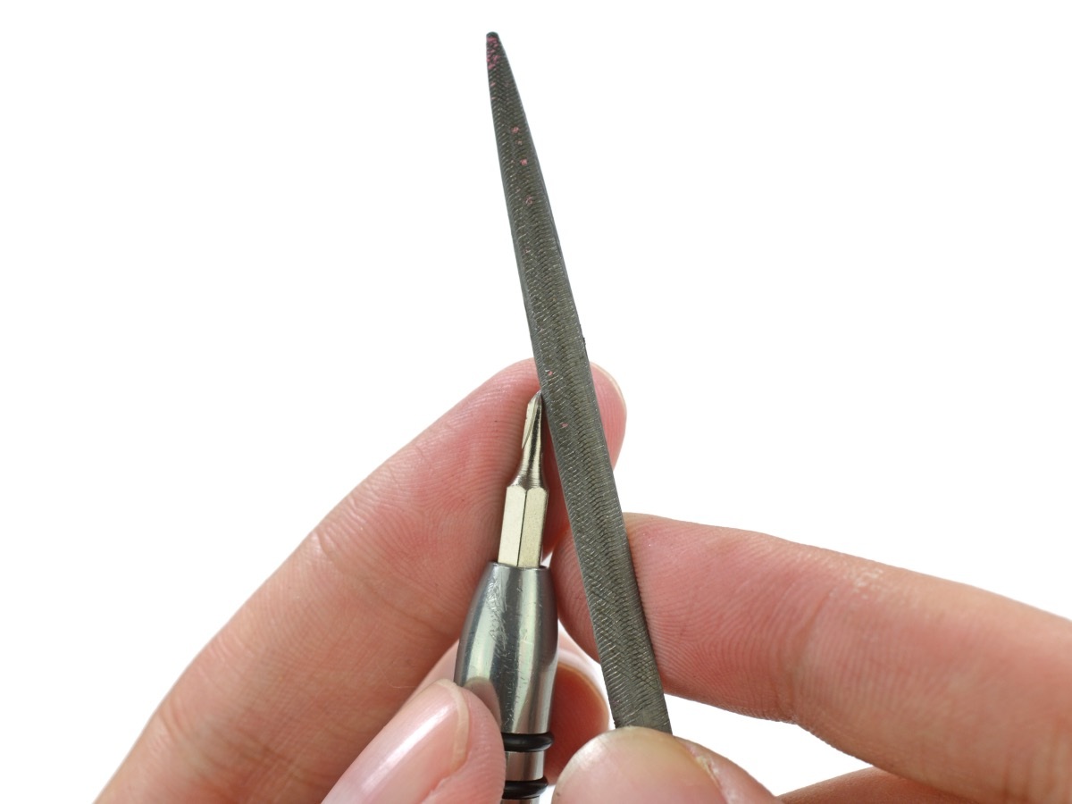 Các chuyên gia từ iFixit phải độ để có thể mở được chiếc ốc này