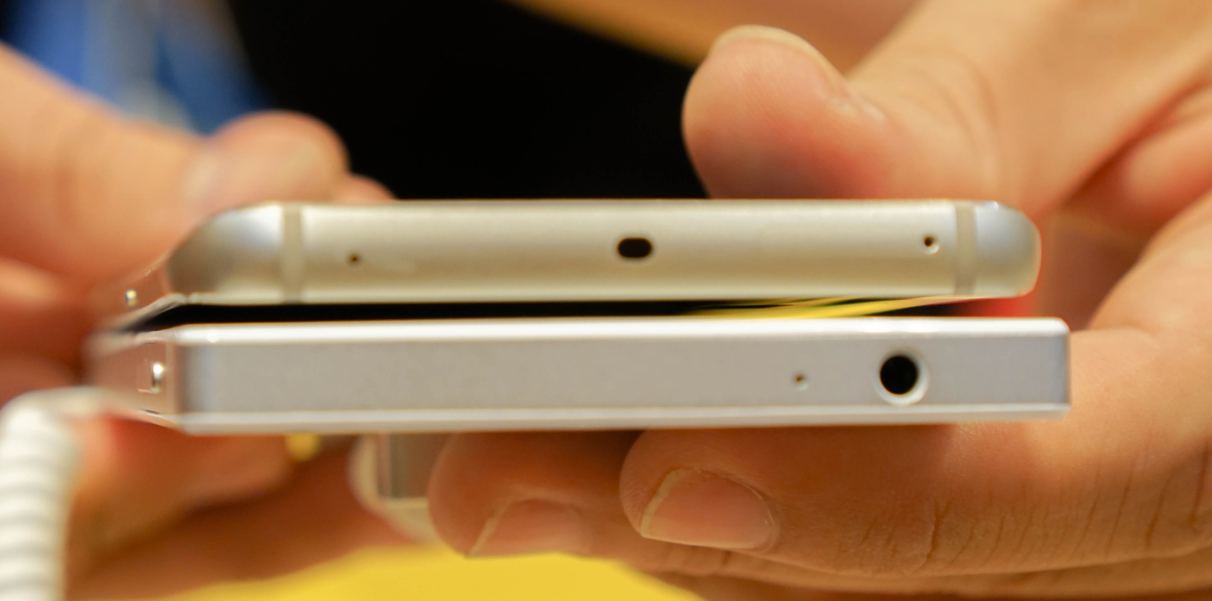 Cận cảnh Bphone vừa ra mắt, giá 9,9 triệu đồng - 12 Bphone có thiết kế dày hơn nhiều so với Galaxy S6 edge.