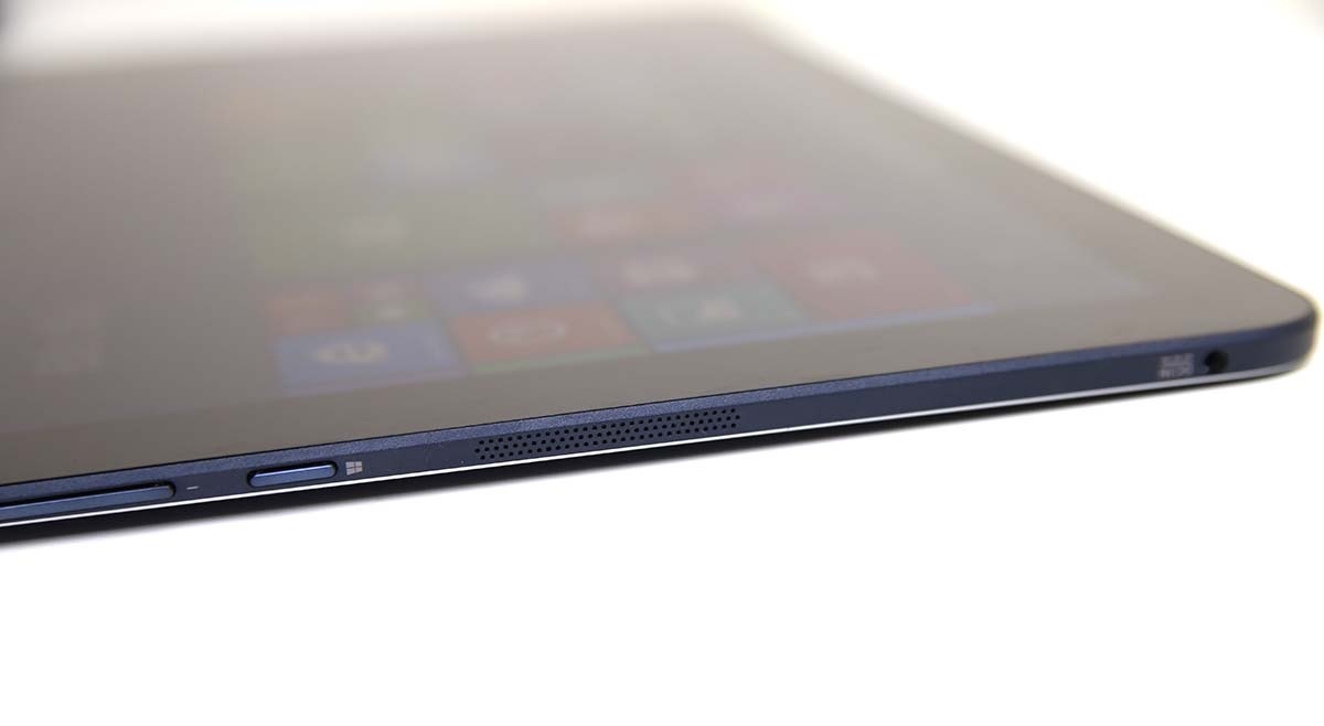 Phía dưới là loa và cổng sạc