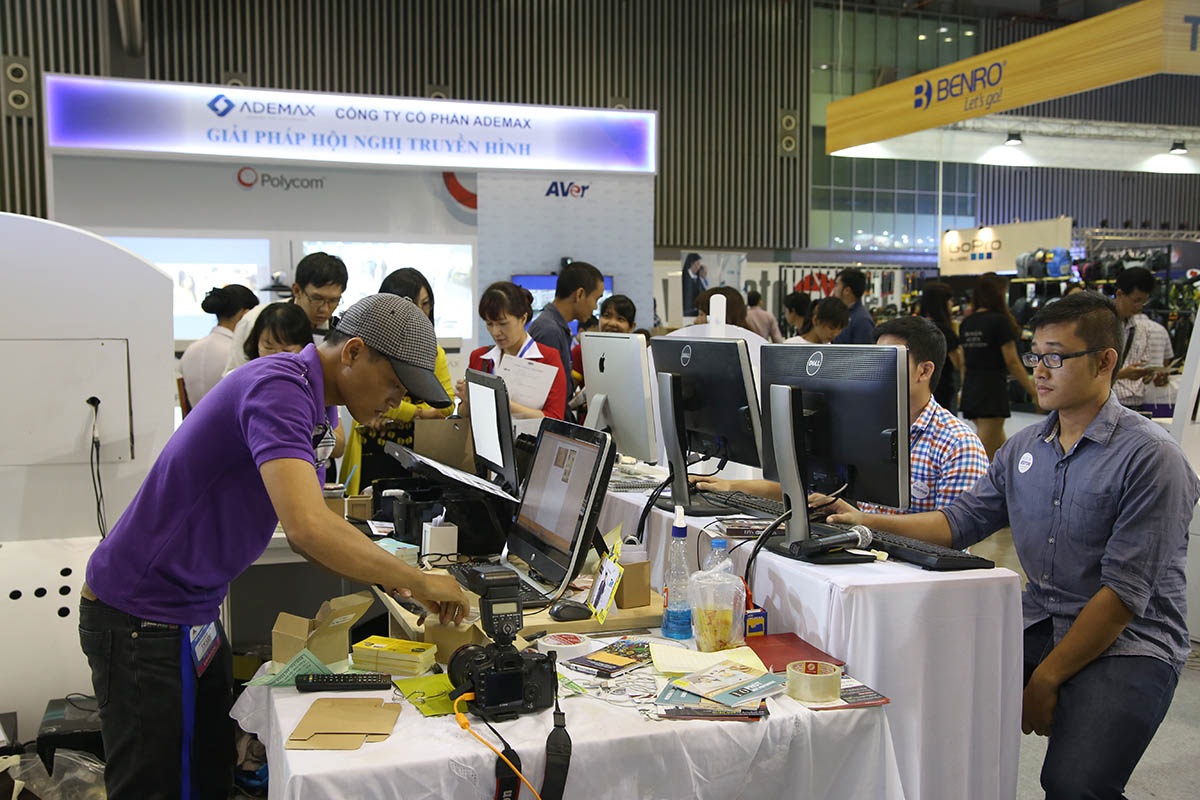 Nhiều khách hàng tìm hiểu và mua sắm phụ kiện