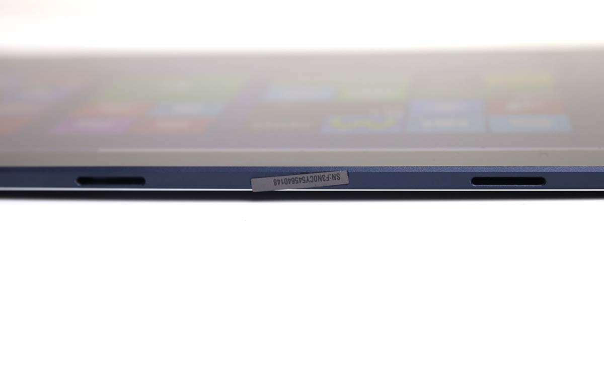 Cận cảnh 2 khe gắn dock 