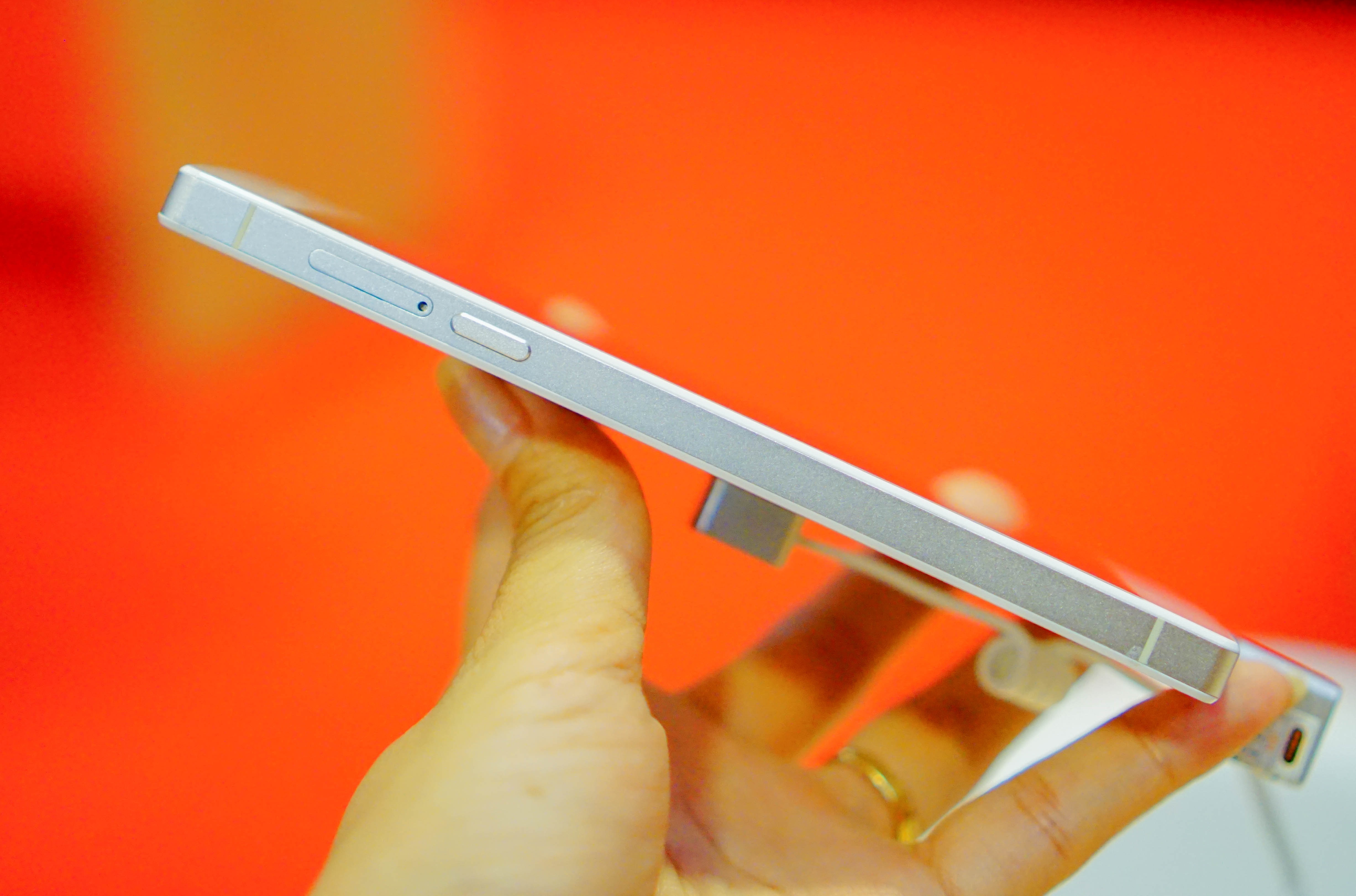 Cận cảnh Bphone vừa ra mắt, giá 9,9 triệu đồng - 4 Cạnh trái với phím nguồn khe cắm thẻ SIM