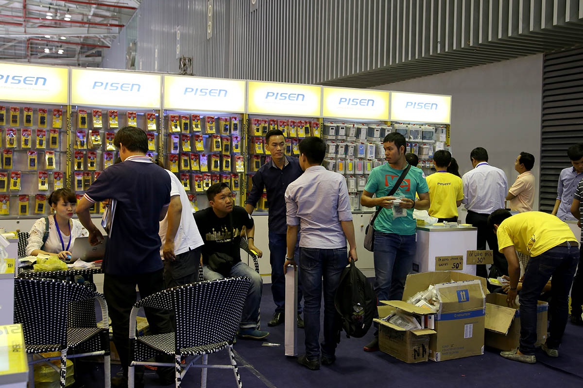 Các gian hàng phụ kiện có lượng khách tăng đáng kể để mua sắm