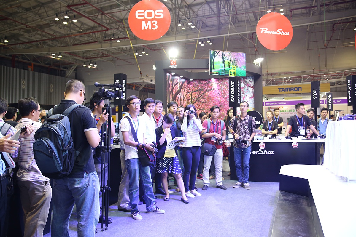 Gian hàng Canon có lượng khách ổn định và đông nhất tại triển lãm năm nay