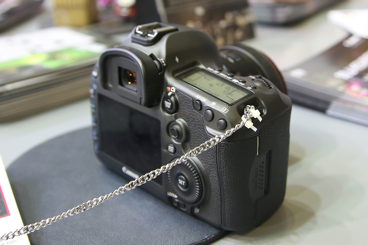 5Ds và 5Dsr đều có chung thiết kế tương đồng nhau