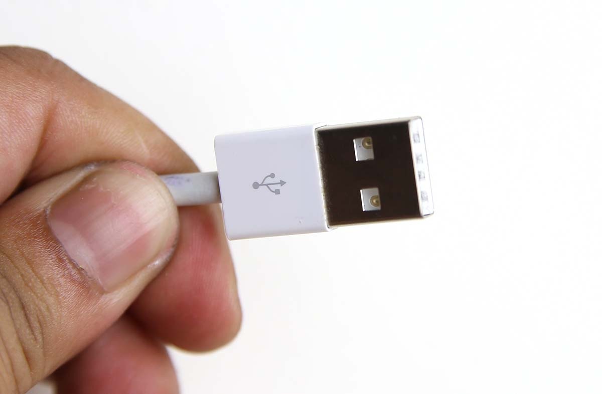 Cáp xịn có chân đồng sáng bóng và được chia cắt không bắt đầu từ bên trong ra