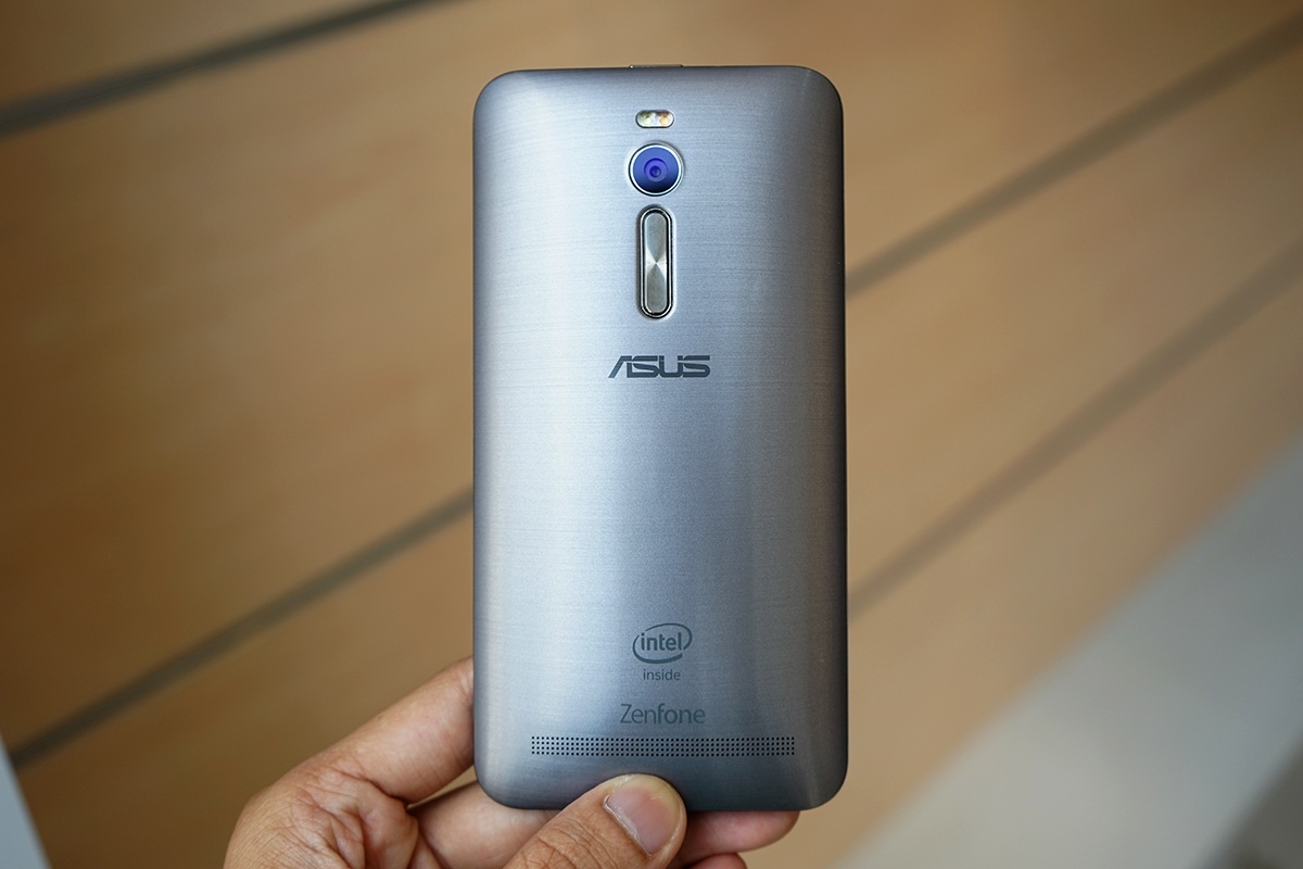 Mặt sau giả kim loại với phím bấm âm lượng đặt ở mặt sau