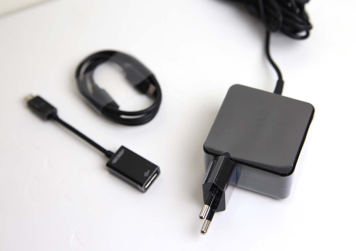 Cận cảnh sạc và cáp đi kèm