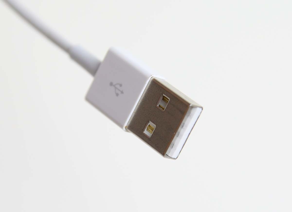 Cáp lô có chân đồng đi từ trong ra ngoài