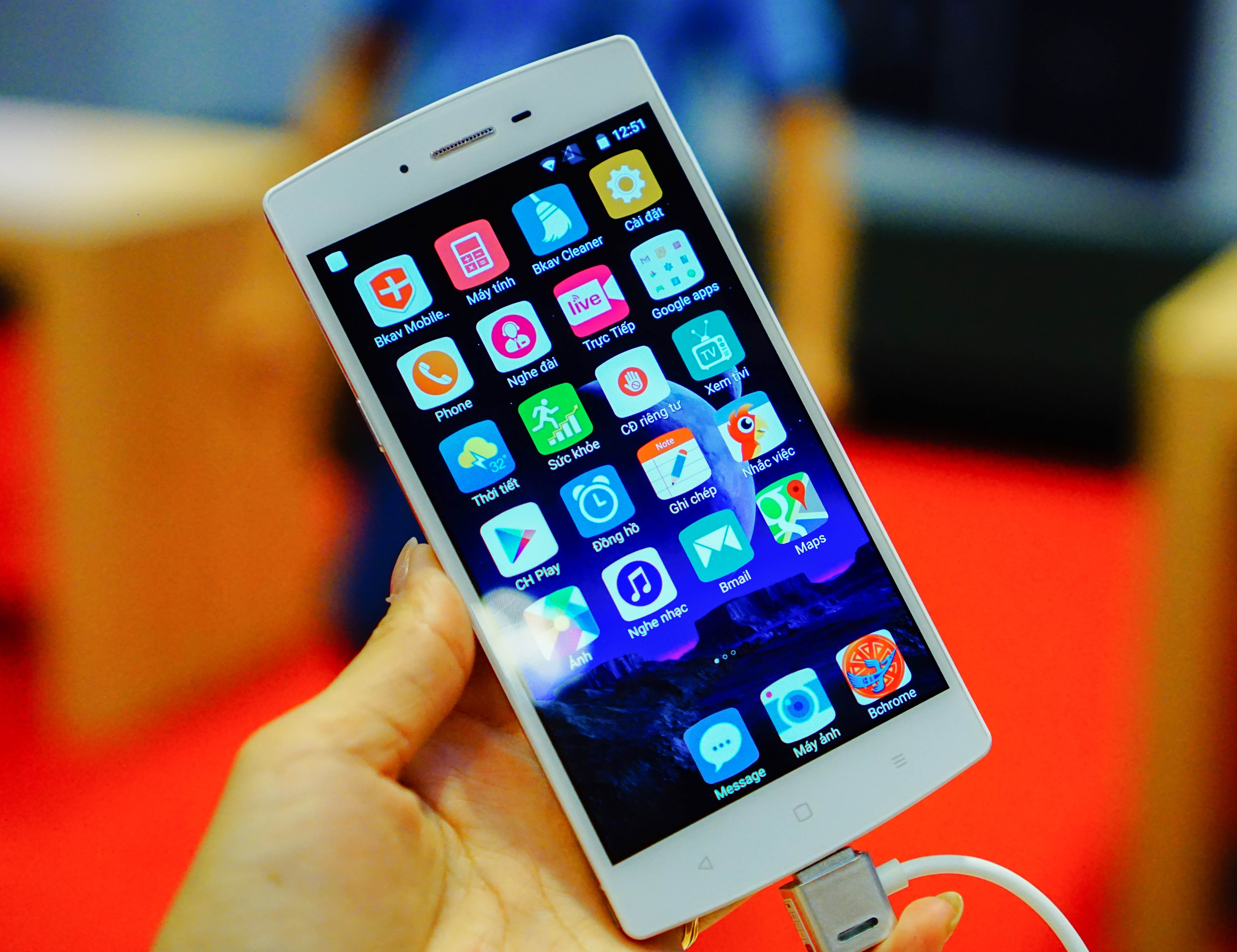 Cận cảnh Bphone vừa ra mắt, giá 9,9 triệu đồng - 1 Cận cảnh Bphone vừa ra mắt, giá 9,9 triệu đồng